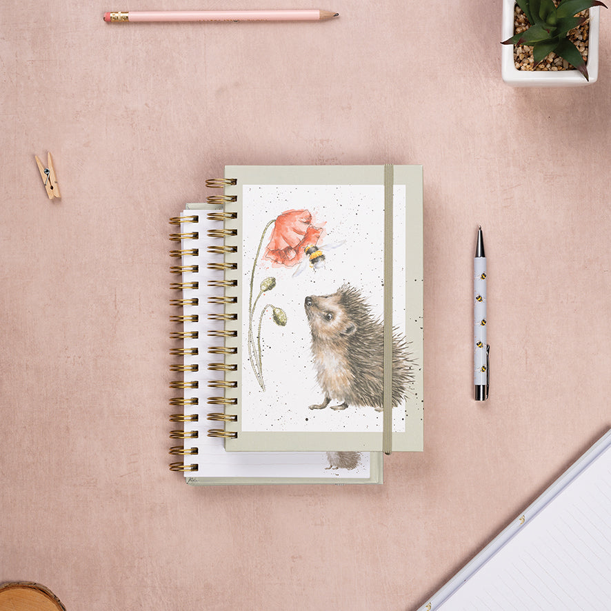 Wrendale Designs Spiralgebundenes Notizbuch Igel A5 "Hedgehog busy as a Bee Green"